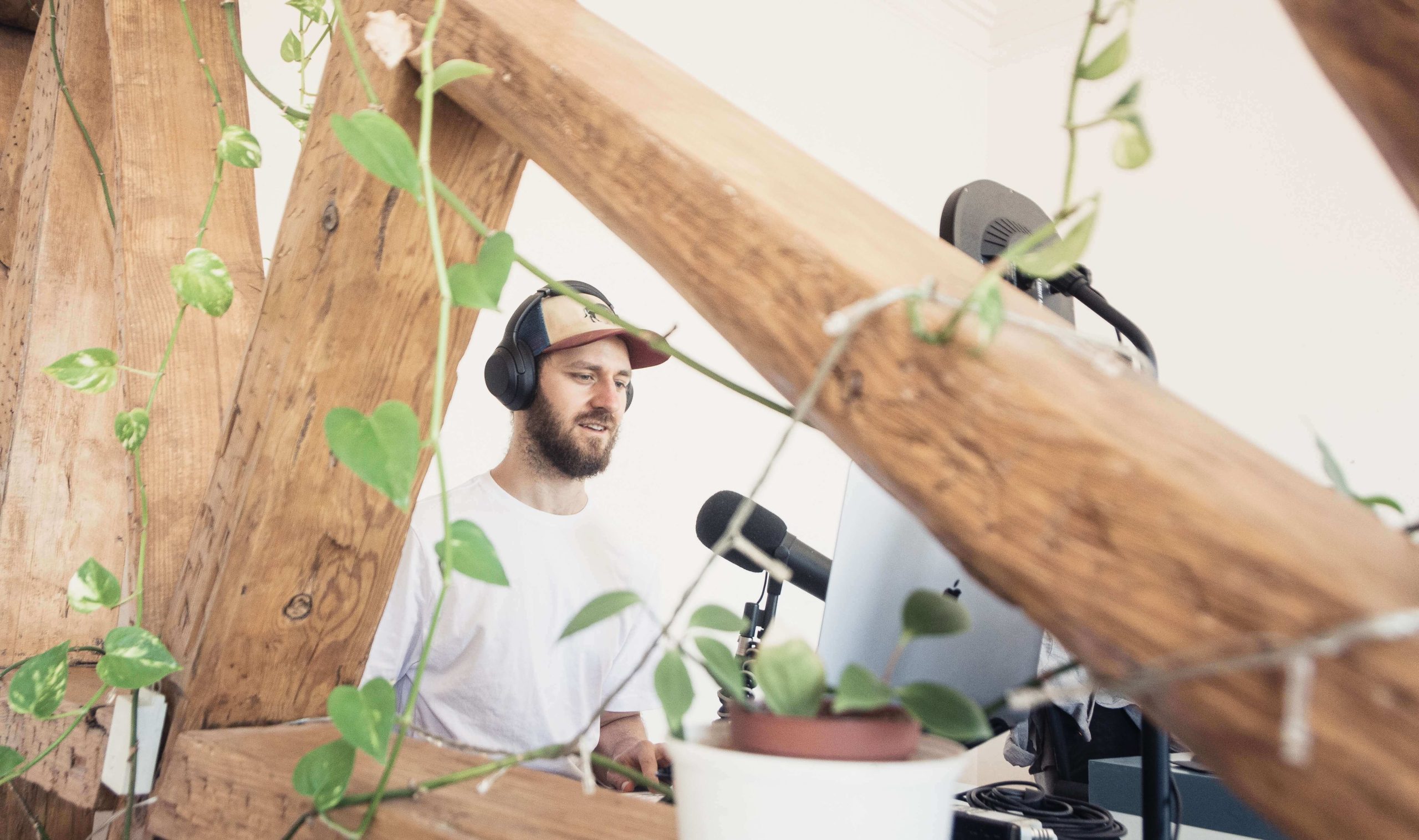 The +20 best digital nomad podcasts to travel, work remotely and design your freedom life in 2025